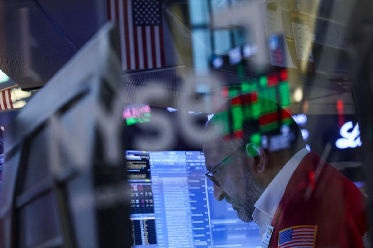 Guncangan Inflasi Tekan Wall Street, Nasdaq Turun 0,7%