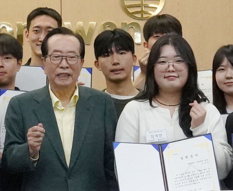 Beasiswa Cho Deok-hee Dongwon Group Dukung 245 Siswa Namdo Dormitory