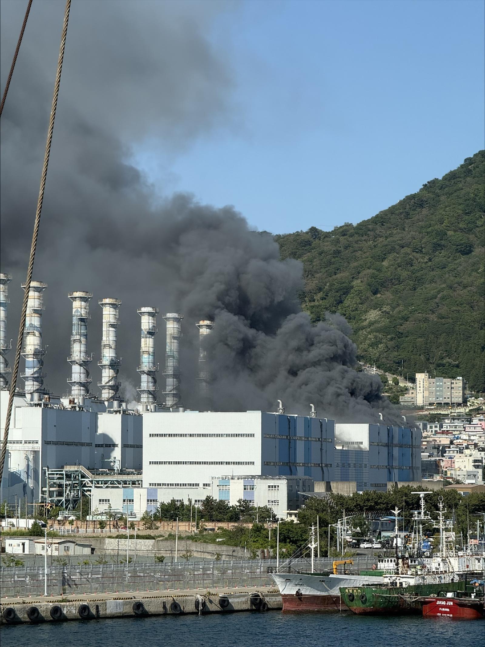 Incendie d’une turbine dans une centrale à Busan-Saha, forte fumée noire puis feu maîtrisé
